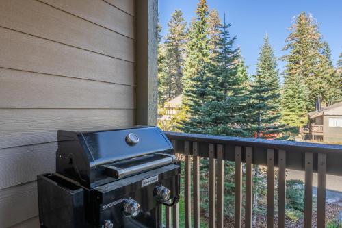 Highly updated 1 Bedroom plus den, 2 bath Crestview Unit 5 Sleeps up to 4 located near Canyon Lodge