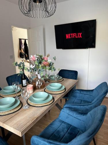 Cheerful 5 Bedrooms & En-Suite Bathrooms Town House