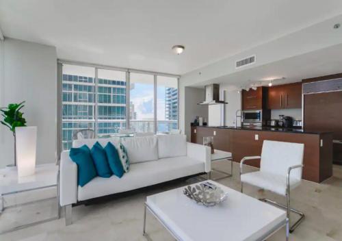 Wonderful 2 BR Condo With Pool At Icon Brickell