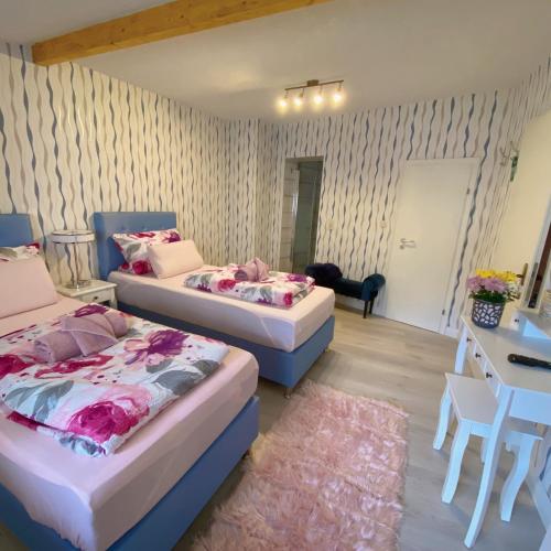 2 twin beds