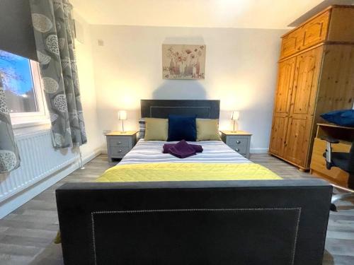 Deluxe 1-bedroom serviced apartment sleeps 4 for short or long stay - Apartment - Gillingham
