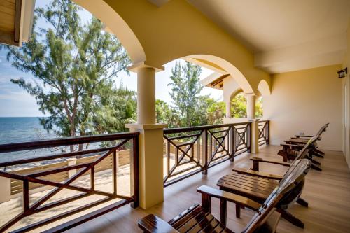 Instalaciones, Elegant Beachfront Villa Pool & Beach Family Fun in Riversdale