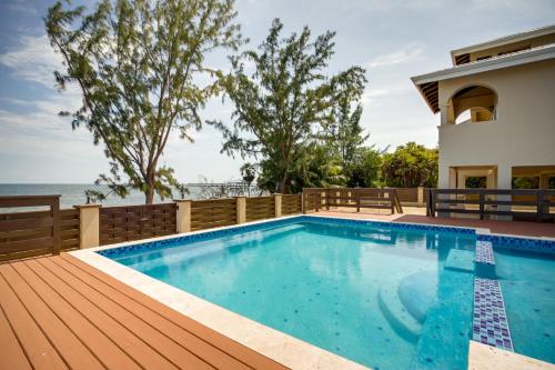 Vistas, Elegant Beachfront Villa Pool & Beach Family Fun in Riversdale