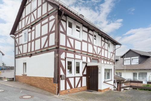 A szálláshely kívülről, KAKADU - Zentral - Workplace - Gemeinschaftsterrasse, SNES in Frankenberg (Eder)