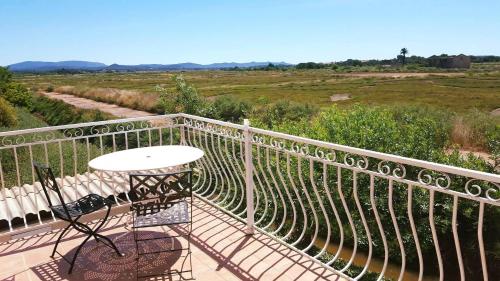 Studio 2 personnes vue marais salant parking et terrasse proche commodité - Location saisonnière - Hyères