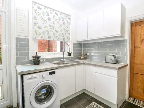 Kitchen, Homely 4 Bedroom large house inc FREE Parking - Great Location - Fast WiFi - Smart TV - sleeps up to in Boscombe East