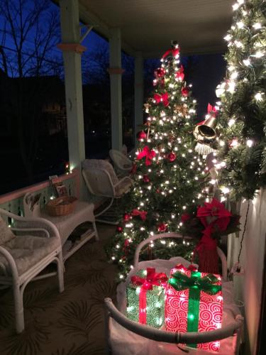. First floor, 2 bedrm 1 bath sleeps 5, Parking available, walk to Beach and Mall