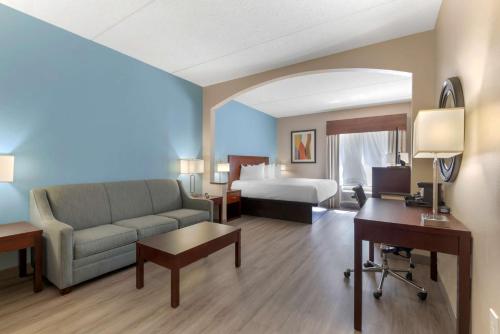 King Suite with Roll-In Shower - Disability Access