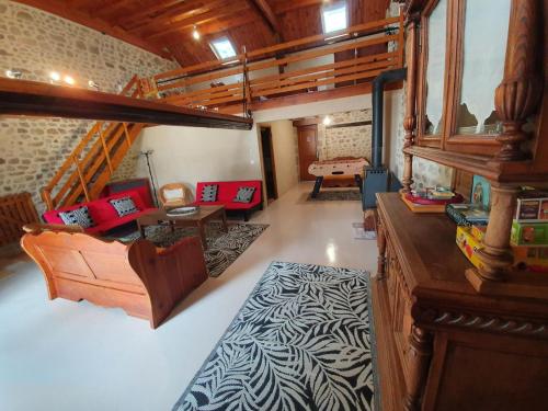Grande maison en pierre avec jardin clôturé, animaux admis - FR-1-489-198 (Grande maison en pierre avec jardin cloture, animaux admis - FR-1-489-198) in Saint-Nectaire