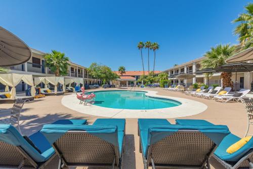 Swimming pool, Venture on Country Club in West Mesa