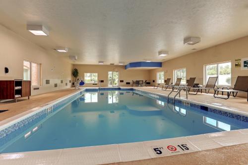 泳池, Holiday Inn Express Campbellsville By IHG in 坎貝爾斯威爾