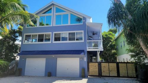 KL Retreat 6BR-4BTH with Jacuzzi and family room! in Key Largo, USA
