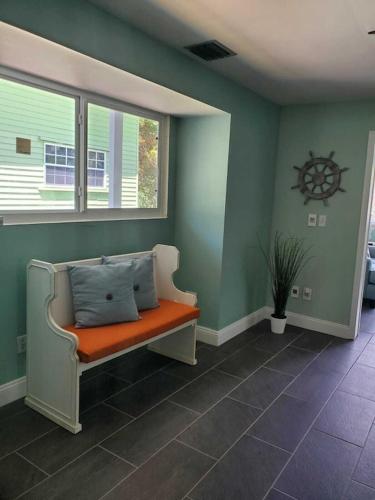 KL Retreat 6BR-4BTH with Jacuzzi and family room! in Key Largo, USA