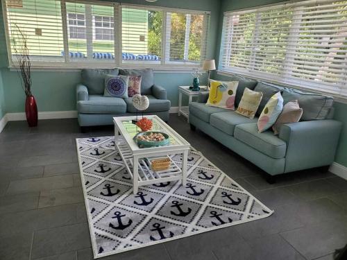 KL Retreat 6BR-4BTH with Jacuzzi and family room! in Key Largo, USA