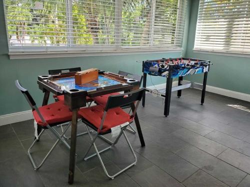 KL Retreat 6BR-4BTH with Jacuzzi and family room! in Key Largo, USA