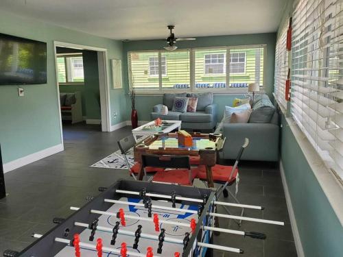 KL Retreat 6BR-4BTH with Jacuzzi and family room! in Key Largo, USA