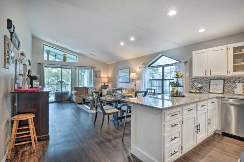 Walk To 76 Strip! Pet-friendly Branson Retreat - Branson, MO