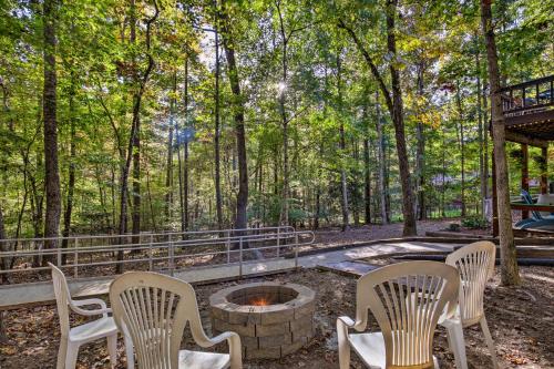 Blairsville Cabin with Private Hot Tub! in Brasstown, USA