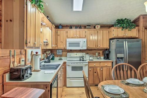 Blairsville Cabin with Private Hot Tub! in Brasstown, USA