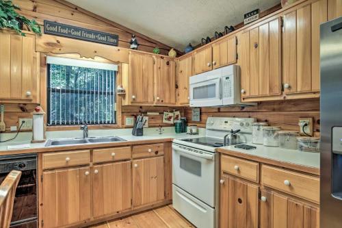 Blairsville Cabin with Private Hot Tub! in Brasstown, USA