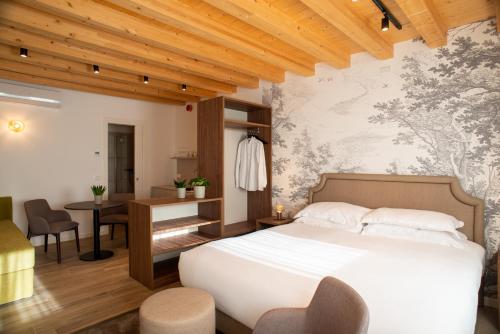 1 queen bed, 1 sofa bed