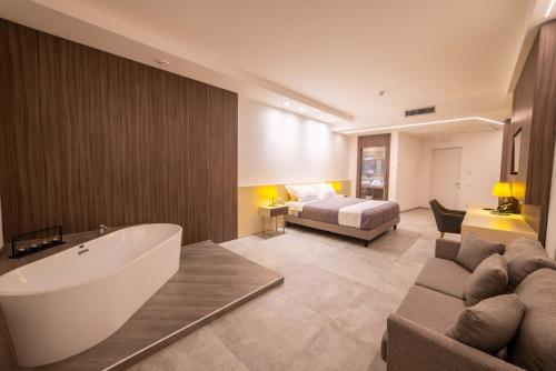 1 queen bed, 1 sofa bed