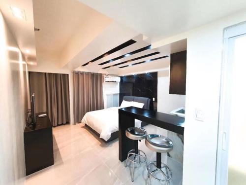 Burgundy McKinley Place Service Apartment, Manila