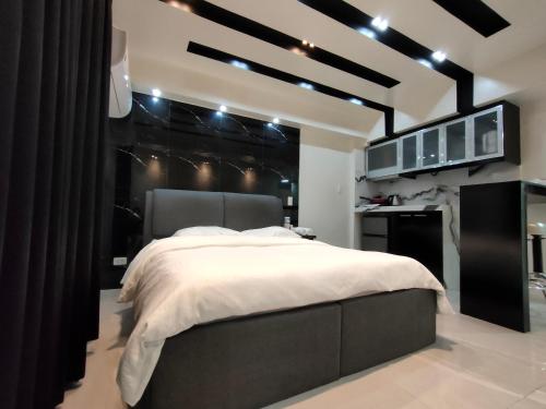 Burgundy McKinley Place Service Apartment, Manila (photo 2)