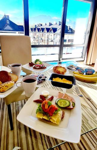 อาหารและเครื่องดื่ม, Szklane Domy in กูตือ