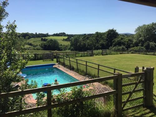 The Dragon's Hut with seasonal swimming pool in Wrexham
