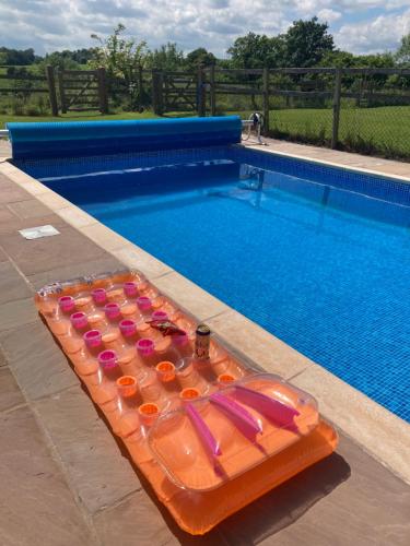 The Dragon's Hut with seasonal swimming pool in Wrexham