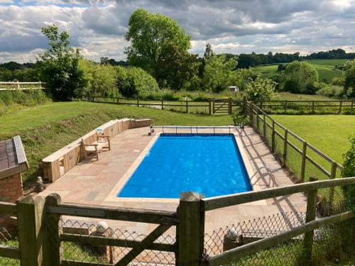 The Dragon's Hut with seasonal swimming pool in Wrexham