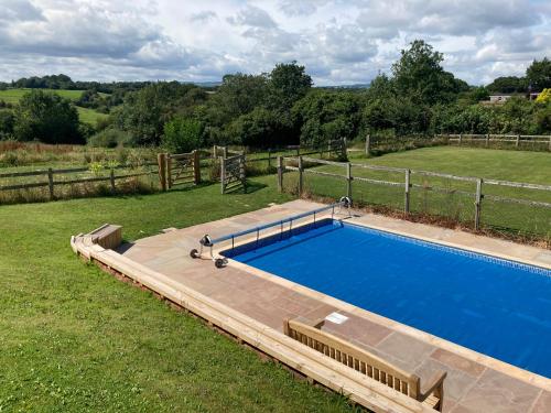 The Dragon's Hut with seasonal swimming pool in Wrexham