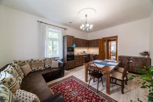 2 bedrooms, 3 beds