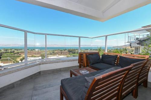 Gluck House near Arbel Cliffs