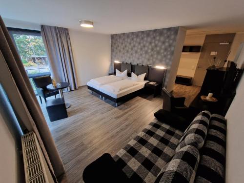 1 queen bed, 1 sofa bed