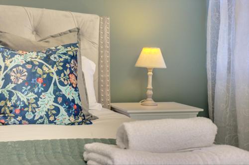 The Nook - A Modern 2 Bedroom Loft With Parking