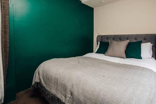 3 BED 2 BATH-Luxe Historic Converted Warehouse Loft Style House with a Spa Bath Free Parking-Netflix-Topmeadows Stays - image 2