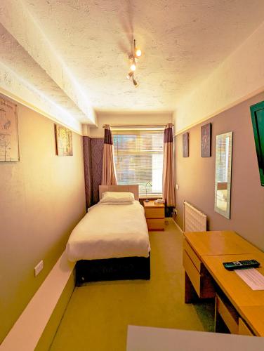 Single Room image 10