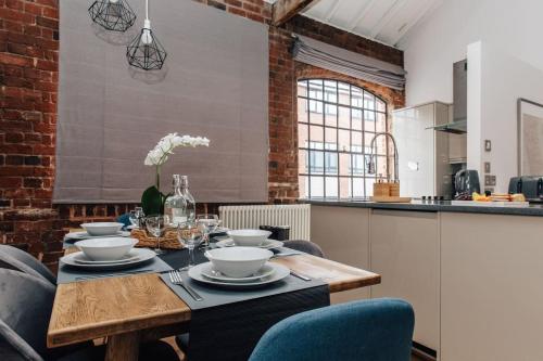 3 BED 2 BATH-Luxe Historic Converted Warehouse Loft Style House with a Spa Bath Free Parking-Netflix-Topmeadows Stays - image 3
