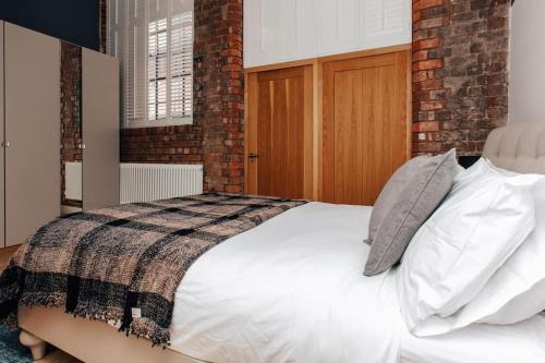 3 BED 2 BATH-Luxe Historic Converted Warehouse Loft Style House with a Spa Bath Free Parking-Netflix-Topmeadows Stays - image 5