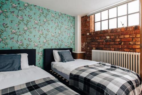 EXPOSED BRICKWORK TOWNHOUSE w FREE SECURE PARKING, Birmingham (photo 10)