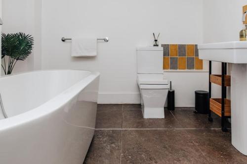 EXPOSED BRICKWORK TOWNHOUSE w FREE SECURE PARKING, Birmingham (photo 7)