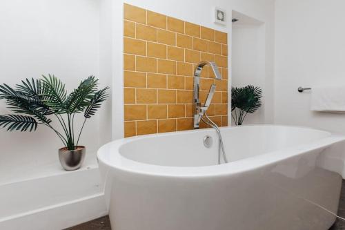 EXPOSED BRICKWORK TOWNHOUSE w FREE SECURE PARKING, Birmingham (photo 6)