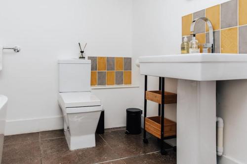 EXPOSED BRICKWORK TOWNHOUSE w FREE SECURE PARKING, Birmingham (photo 4)