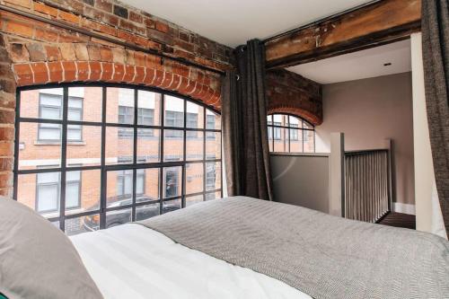 EXPOSED BRICKWORK TOWNHOUSE w FREE SECURE PARKING, Birmingham (photo 2)