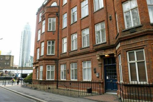 Zone 1 Victorian 2 Bed Flat By Station & Park, Vauxhall, London