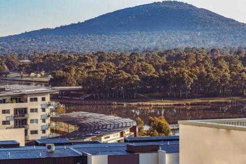 Entire apartment with lake view in Tuggeranong