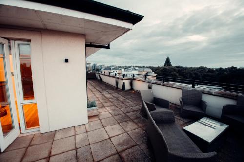 Lovely 4/BDR Penthouse w/lovely views