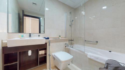 BR Luxe 1 BDR Apartment w/ Balcony & Sea Views - image 10